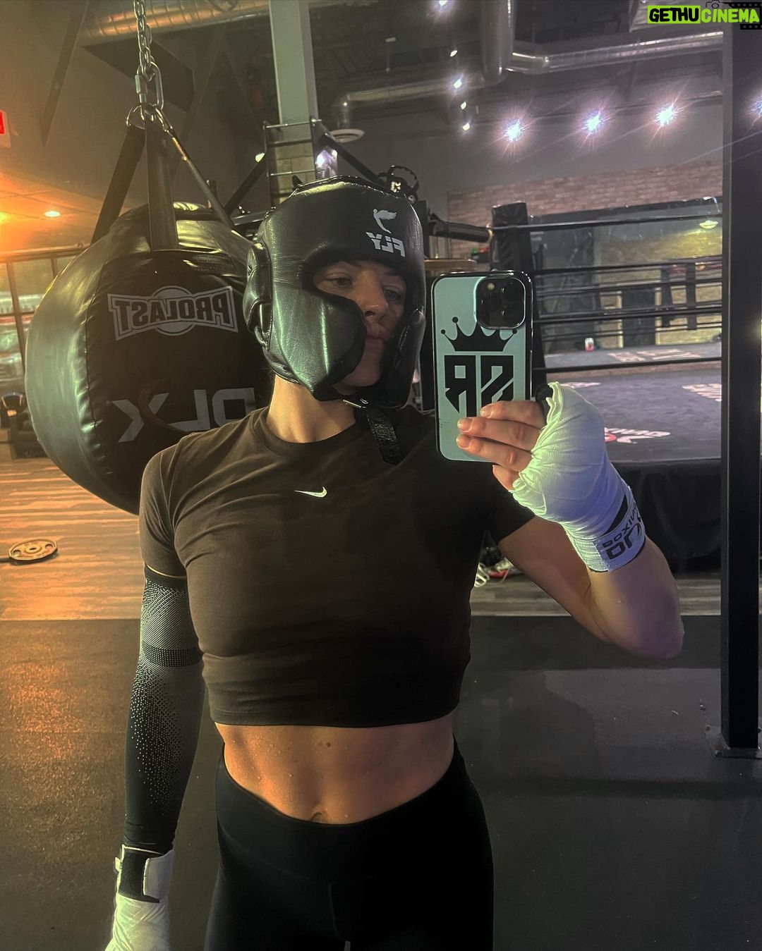 Sandy Ryan Instagram - It’s giving….READY🌏 dlxboxing
