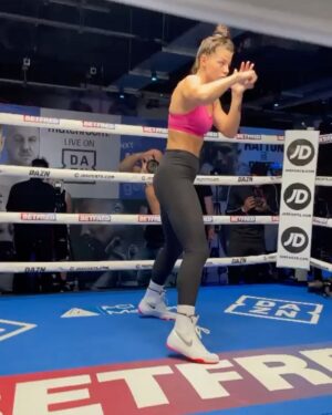 Sandy Ryan Instagram - Fight week photo dump🔥🔥🔥🔥