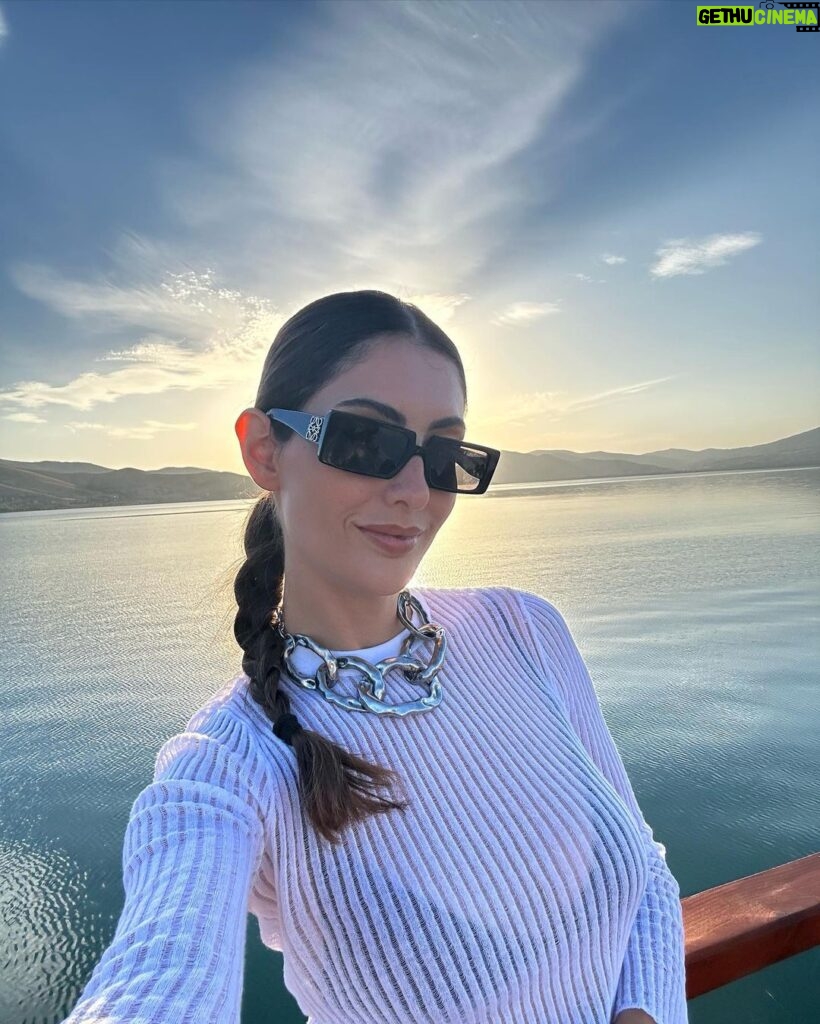 Sanem Bahçekapılı Instagram - Ben ve Como olsa beğenirdiniz ama Hazar Gölü… 🌹 #elazığbağbozumu #tutkuylabağlı