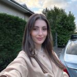 Sanem Bahçekapılı Instagram - İnsan tek aramayla bulduğu taksiyi beklerken bi güzelleşiyor… (benim kendimi güzel bulma bahaneleri…)