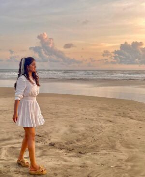 Sanjana Anand Instagram - ಹೃದಯವು ಹಗುರಾಗಿ ಹಾರುವ ಸೂಚನೆ🍃🌊😇

#shootdiaries🎥  #Royal