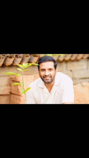 Santhanam Instagram - இனிய புத்தாண்டு வாழ்த்துகள்💥
Have a smashing year ahead everyone 😊
Keep Planting 🌴 
Let’s heal the world together
#2024