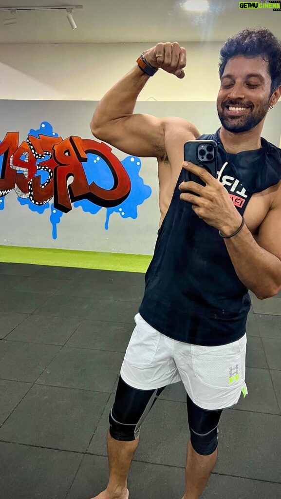 Santhosh Prathap Instagram - Your outcome should be based on YOUR THOUGHTS not OTHERS OPINIONS. @creed_chennai 🏋🏻‍♂ Talking abt shiva 📿 The queen of @sheba.devaraj 😛💪 #oneness #love #life #grateful #gratitude