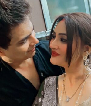 Sapna Sikarwar Instagram - #tuhaitohmujhephiraurkyachaiye❤️💞🌸