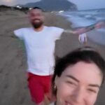Sarah Felberbaum Instagram - Un sacco di amore, scherzi, acrobazie, risate e balli improvvisati. Sei stata un’estate calma, lenta, a volte noiosa ma sei stata esattamente quello che mi serviva. #skibiditoilet #sunsetsandfullmoons #loveandgintonics