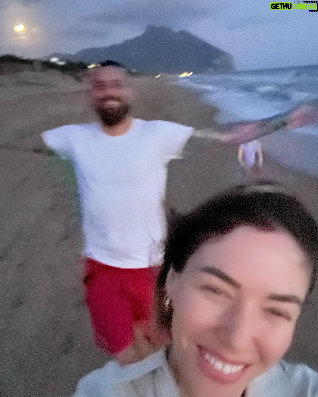 Sarah Felberbaum - 22K Likes - Un sacco di amore, scherzi, acrobazie, risate e balli improvvisati.
Sei stata un’estate calma, lenta, a volte noiosa ma sei stata esattamente quello che mi serviva.
#skibiditoilet #sunsetsandfullmoons #loveandgintonics