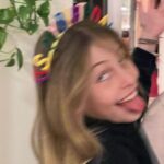 Sarah Felberbaum Instagram – Tu che sei la mia parte migliore. 
Tu che sei bella e simpatica e tanto intelligente. 
Tu che non ti prendi mai sul serio. 
Tu che ti preoccupi sempre se mi vedi seria o pensierosa e mi chiedi se sto bene. 
Tu che mi hai regalato l’amore. 
Auguri vita mia. 

#oliviaturnsnine