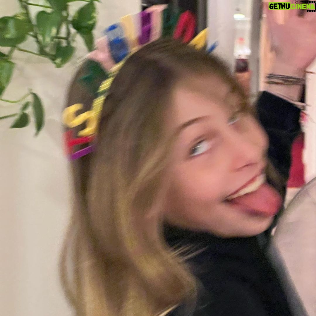 Sarah Felberbaum - 13.5K Likes - Tu che sei la mia parte migliore.
Tu che sei bella e simpatica e tanto intelligente.
Tu che non ti prendi mai sul serio.
Tu che ti preoccupi sempre se mi vedi seria o pensierosa e mi chiedi se sto bene.
Tu che mi hai regalato l’amore.
Auguri vita mia.
#oliviaturnsnine