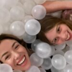 Sarah Felberbaum Instagram – Tu che sei la mia parte migliore. 
Tu che sei bella e simpatica e tanto intelligente. 
Tu che non ti prendi mai sul serio. 
Tu che ti preoccupi sempre se mi vedi seria o pensierosa e mi chiedi se sto bene. 
Tu che mi hai regalato l’amore. 
Auguri vita mia. 

#oliviaturnsnine
