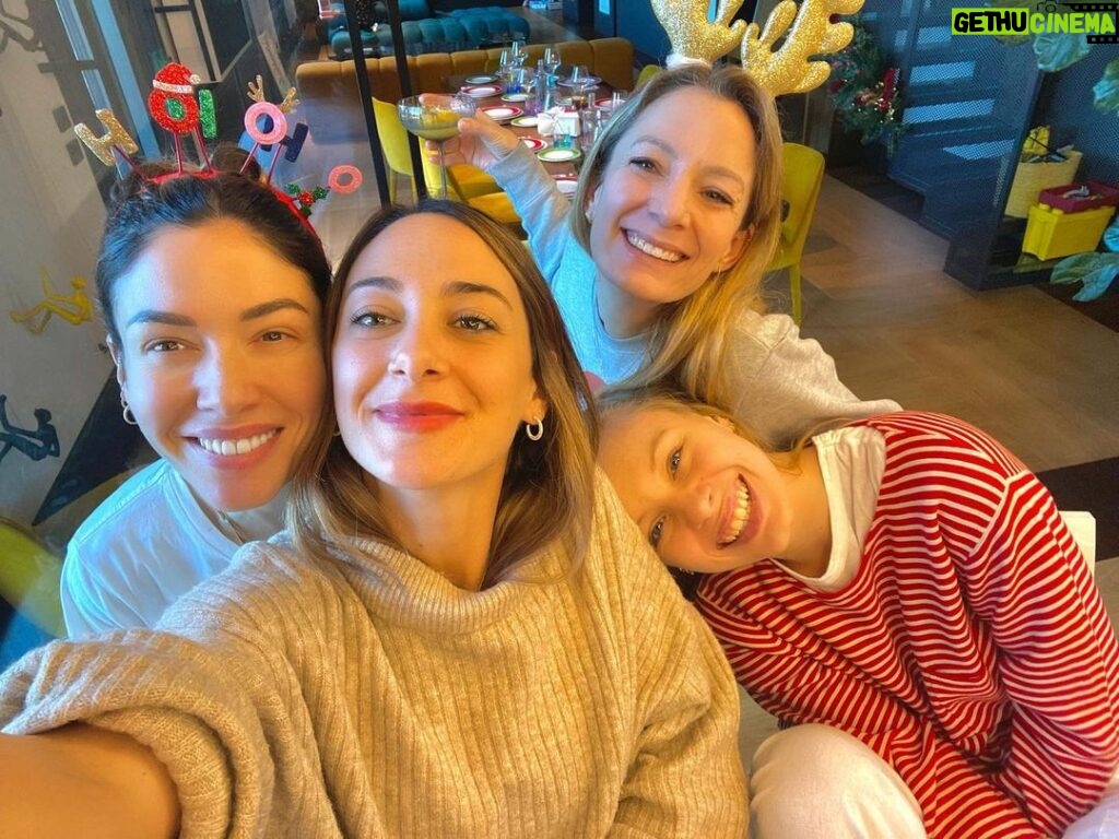Sarah Felberbaum Instagram - A sister, a daughter and a sister in law. ..and the best mimosa ever!! 🎄 . . #mygirls #merrychristmas2022 #didsomeonesaymimosas #myfamilyrocks Rome, Italy