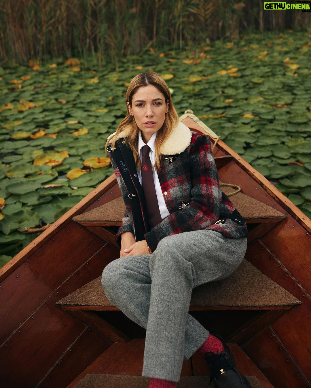 Sarah Felberbaum Instagram - Metti un giorno sull’isola dei cipressi.. Thank you @grazia_it @silvia_grilli @fay_brand #photographer @emreguven #makeup @nikipinna @simonebelliagency #hair @maurizio_kulpherk_ #styledby @selinbursalioglu #press @lapalumbocomunicazione Sempre Con Te #instatodigrazia Isola dei Cipressi