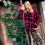 Sarah Felberbaum Instagram - “Ogni tanto mi diverto a vestire ancora i panni di modella, come in questo servizio: mi porta alle mie radici. Eppure il giorno prima dello shooting mi chiedo sempre se sarò in grado: mi metto sempre in discussione” racconta a Grazia Sarah Felberbaum. Stivali in gomma e giacconi tartan con i ganci, l’attrice, star di copertina questa settimana, ha posato per noi nelle atmosfere sospese dell’Isola dei Cipressi, isoletta situata al centro del lago di Pusiano, un piccolo specchio d’acqua in provincia di Como. Si arriva solo con piccole barche. Raggiungerla è stato una sorta di avventura; quasi una gita, che è molto piaciuta anche a Sarah. Con questo video vi facciamo vivere l’atmosfera magica e sognante del servizio fotografico che trovate su Grazia in edicola e app questa settimana. Video @altofuoco Intervista @marinaspeich Foto @emreguven Styling @selinbursalioglu Trucco @nikipinna Pettinature @Maurizio_Kulpherk_ #sarahfelberbaum #ioleggograzia #instatodigrazia #isoladeicipressi #como