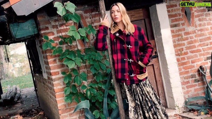Sarah Felberbaum Instagram - “Ogni tanto mi diverto a vestire ancora i panni di modella, come in questo servizio: mi porta alle mie radici. Eppure il giorno prima dello shooting mi chiedo sempre se sarò in grado: mi metto sempre in discussione” racconta a Grazia Sarah Felberbaum. Stivali in gomma e giacconi tartan con i ganci, l’attrice, star di copertina questa settimana, ha posato per noi nelle atmosfere sospese dell’Isola dei Cipressi, isoletta situata al centro del lago di Pusiano, un piccolo specchio d’acqua in provincia di Como. Si arriva solo con piccole barche. Raggiungerla è stato una sorta di avventura; quasi una gita, che è molto piaciuta anche a Sarah. Con questo video vi facciamo vivere l’atmosfera magica e sognante del servizio fotografico che trovate su Grazia in edicola e app questa settimana. Video @altofuoco Intervista @marinaspeich Foto @emreguven Styling @selinbursalioglu Trucco @nikipinna Pettinature @Maurizio_Kulpherk_ #sarahfelberbaum #ioleggograzia #instatodigrazia #isoladeicipressi #como