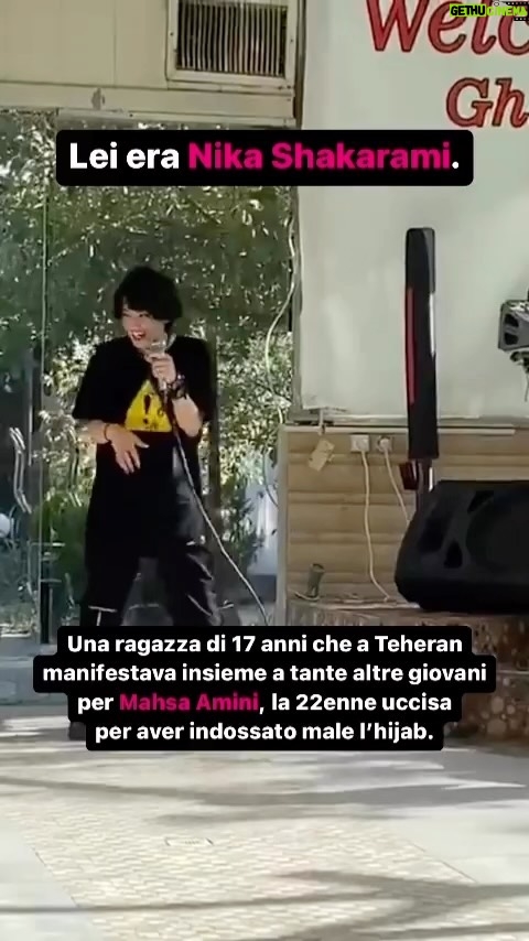 Sarah Felberbaum Instagram - Il 16 settembre è stata uccisa dalla polizia la 22enne #MahsaAmini per non aver indossato nel modo corretto l’hijab. Da quel giorno in Iran e in tutto il mondo non si sono fermate le proteste contro il governo iraniano. Le donne vengono arrestate, picchiate, uccise, ma nonostante tutto protestano per i propri diritti, per la propria dignità. Le loro grida sono la vera voce del coraggio. La loro resistenza e i gesti di solidarietà in tutto il mondo sono la salvezza del nostro futuro. Riflesso di un mondo che è ancora in grado di lottare per la propria libertà e quella degli altri. E noi non dovremmo restare a guardare. Perché siamo tutte Nika. Perché siamo tutte Mahsa. #thatsfab . . . . . #mahsaamini #nikashakarami #iran #teheran #notiziedelgiorno #notiziedalmondo #violenzasulledonne #noallaviolenzasulledonne #stopallaviolenzasulledonne #hijab