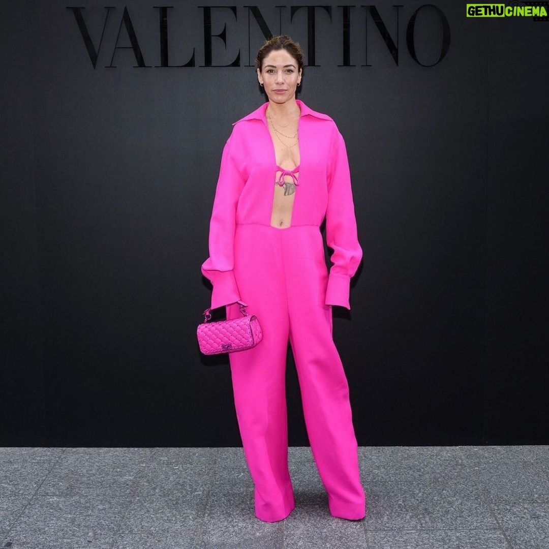 Sarah Felberbaum Instagram - Così. Per dire. @pppiccioli @maisonvalentino Place Vendôme