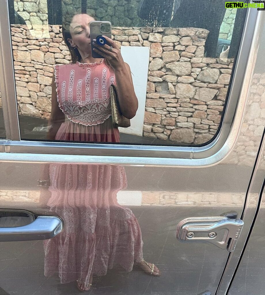 Sarah Felberbaum Instagram - Date night with my man ♥️ Scroll ➡️ . . . Mi state chiedendo del vestito 🎀 ecco il tag ⬇️ Dress @zimmermann Bag #vintage Shoes @ash Amalur Ibiza