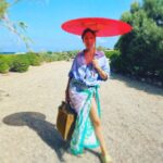 Sarah Felberbaum Instagram – À la plage! 

Cit @euridiceaxen 
Ombrellino chic @mic_occhipinti 
📸 @alexbragaofficial Ibiza, Spain