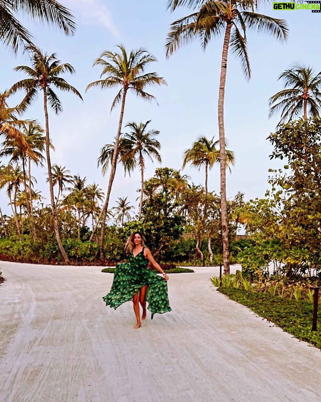 Sarah Felberbaum Instagram - Sono tornata, giuro. 🌴 . . . #barefoot