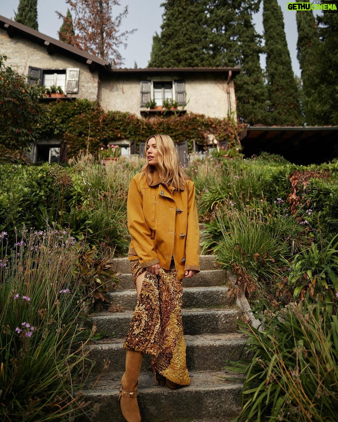 Sarah Felberbaum Instagram - Metti un giorno sull’isola dei cipressi.. Thank you @grazia_it @silvia_grilli @fay_brand #photographer @emreguven #makeup @nikipinna @simonebelliagency #hair @maurizio_kulpherk_ #styledby @selinbursalioglu #press @lapalumbocomunicazione Sempre Con Te #instatodigrazia Isola dei Cipressi