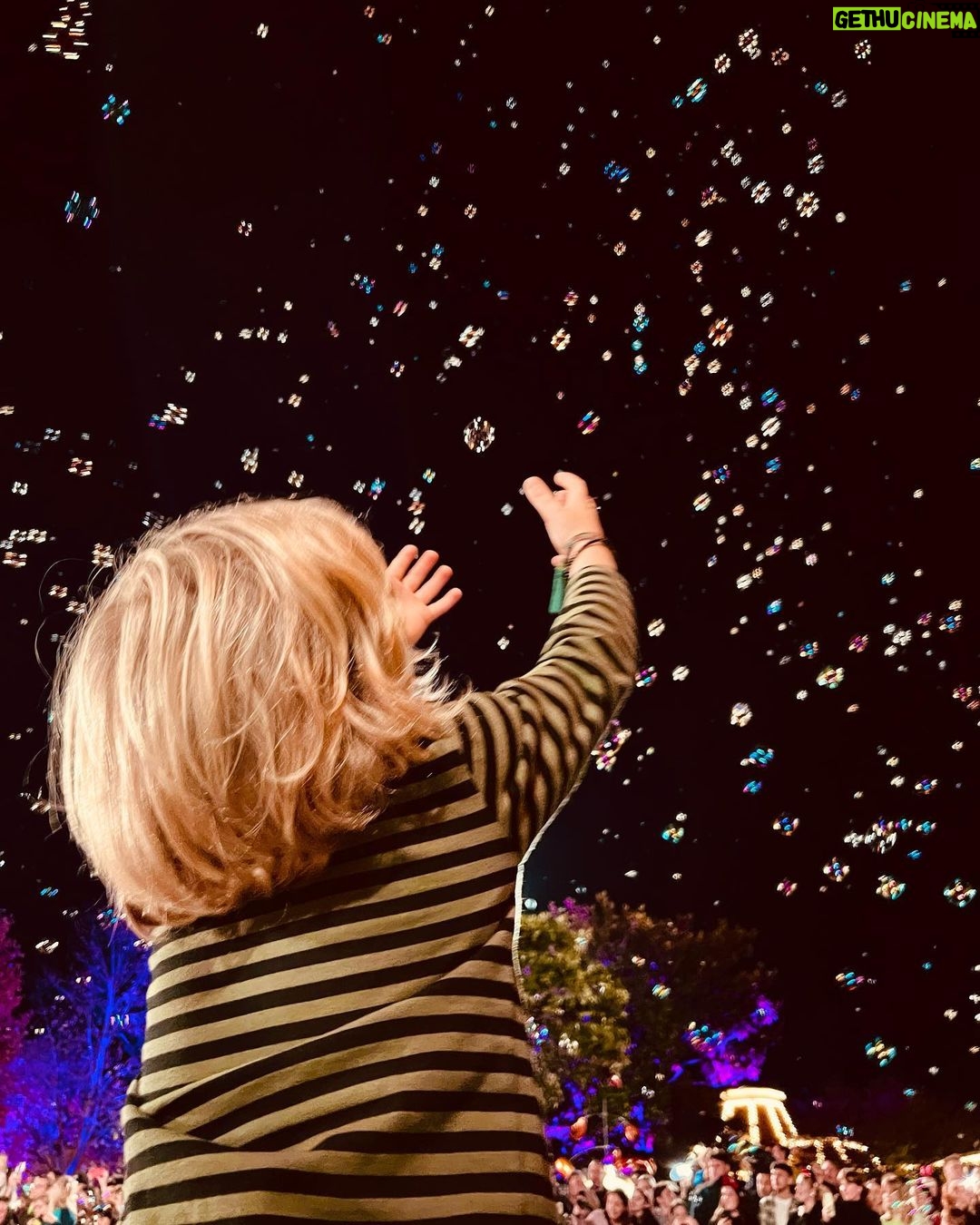 Sarah Felberbaum Instagram - @annafelberbaum Un weekend indimenticabile. È sempre stato un desiderio mio e di mia sorella andare a Disneyland insieme. Abbiamo fatto mille cose e può sembrare stupido e sciocco per alcuni ma volevamo vivere quest’esperienza insieme. Noi due ed i nostri figli. Ho vissuto uno di quei momenti che so rimarranno con me per sempre. Quei momenti che quando li vivi, pensi: io questo non me lo dimenticherò mai. @disneylandparis #disneylandparis30 Grazie @andreadreamsteam per aver organizzato l’ennesimo ricordo del cuore. Sei speciale. ❤️