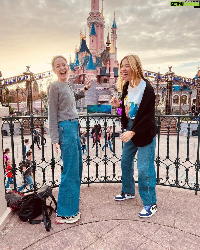 Sarah Felberbaum Instagram - @annafelberbaum Un weekend indimenticabile. È sempre stato un desiderio mio e di mia sorella andare a Disneyland insieme. Abbiamo fatto mille cose e può sembrare stupido e sciocco per alcuni ma volevamo vivere quest’esperienza insieme. Noi due ed i nostri figli. Ho vissuto uno di quei momenti che so rimarranno con me per sempre. Quei momenti che quando li vivi, pensi: io questo non me lo dimenticherò mai. @disneylandparis #disneylandparis30 Grazie @andreadreamsteam per aver organizzato l’ennesimo ricordo del cuore. Sei speciale. ❤️
