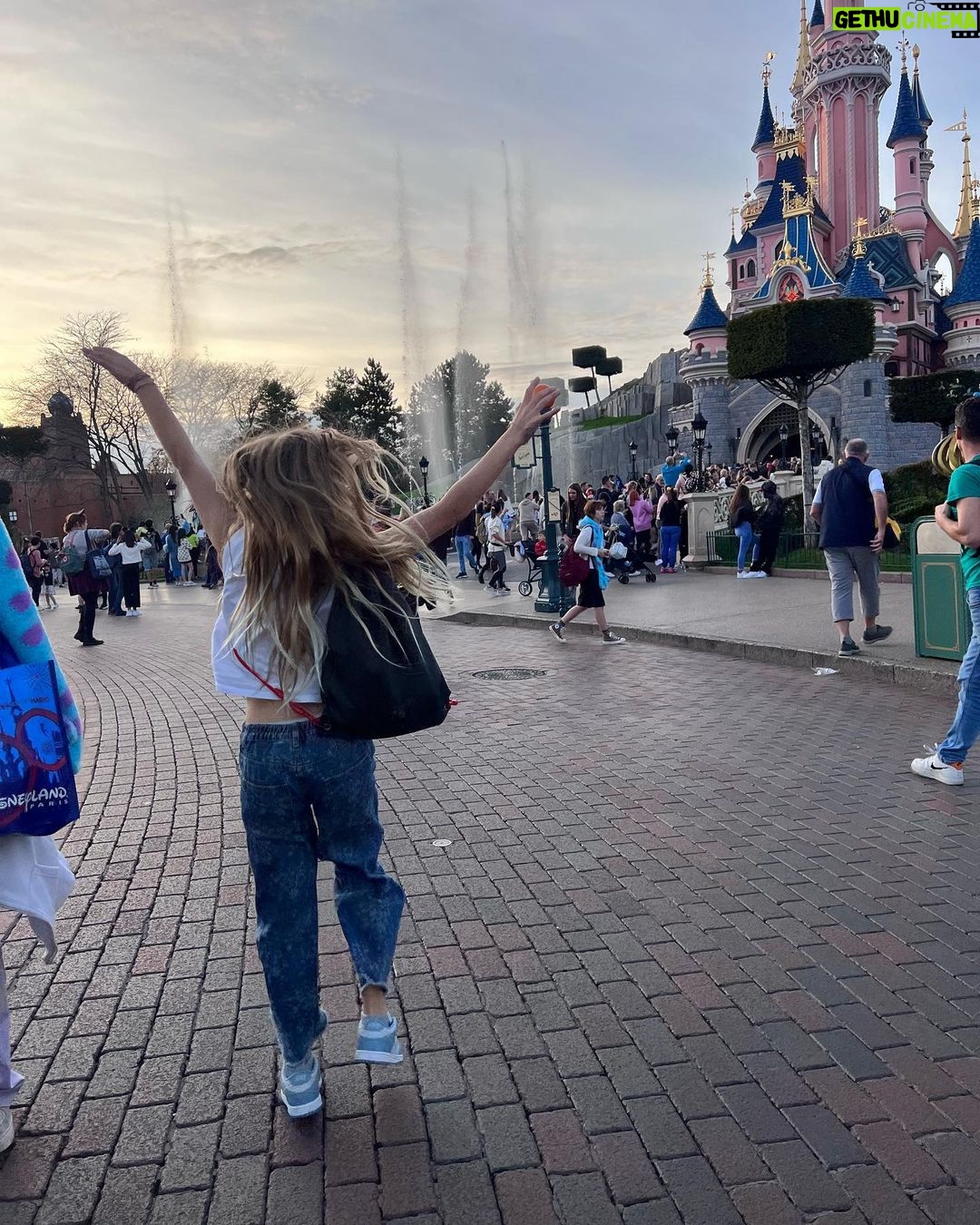 Sarah Felberbaum Instagram - @annafelberbaum Un weekend indimenticabile. È sempre stato un desiderio mio e di mia sorella andare a Disneyland insieme. Abbiamo fatto mille cose e può sembrare stupido e sciocco per alcuni ma volevamo vivere quest’esperienza insieme. Noi due ed i nostri figli. Ho vissuto uno di quei momenti che so rimarranno con me per sempre. Quei momenti che quando li vivi, pensi: io questo non me lo dimenticherò mai. @disneylandparis #disneylandparis30 Grazie @andreadreamsteam per aver organizzato l’ennesimo ricordo del cuore. Sei speciale. ❤️