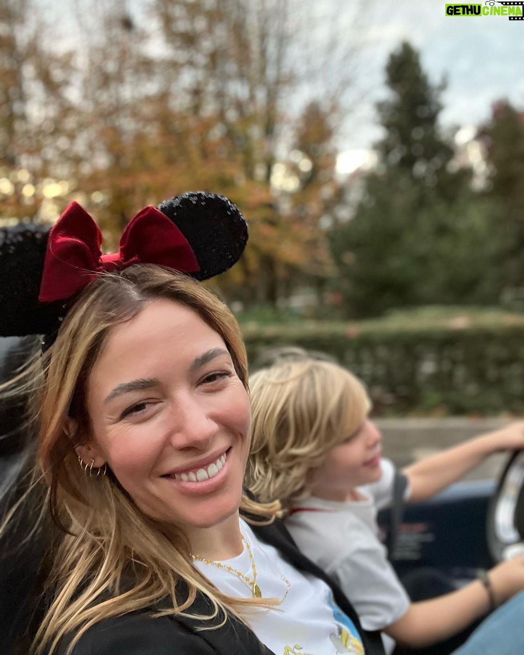 Sarah Felberbaum Instagram - @annafelberbaum Un weekend indimenticabile. È sempre stato un desiderio mio e di mia sorella andare a Disneyland insieme. Abbiamo fatto mille cose e può sembrare stupido e sciocco per alcuni ma volevamo vivere quest’esperienza insieme. Noi due ed i nostri figli. Ho vissuto uno di quei momenti che so rimarranno con me per sempre. Quei momenti che quando li vivi, pensi: io questo non me lo dimenticherò mai. @disneylandparis #disneylandparis30 Grazie @andreadreamsteam per aver organizzato l’ennesimo ricordo del cuore. Sei speciale. ❤️