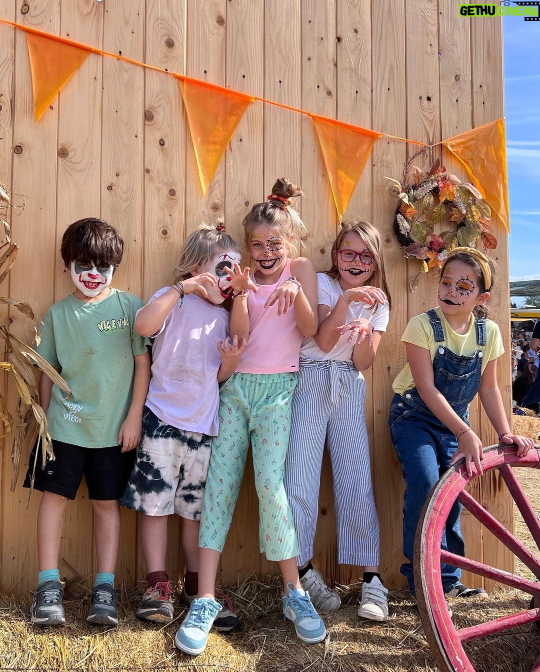 Sarah Felberbaum Instagram - Che giornata meravigliosa!! Grazie @fattoriadellazucca Abbiamo scelto la nostra zucca, intagliata, decorata. Fatto face painting, mangiato, corso e riso. π #fattoriadellazucca #qualitytime #sundayfunday #happyhalloween Fattoria della Zucca