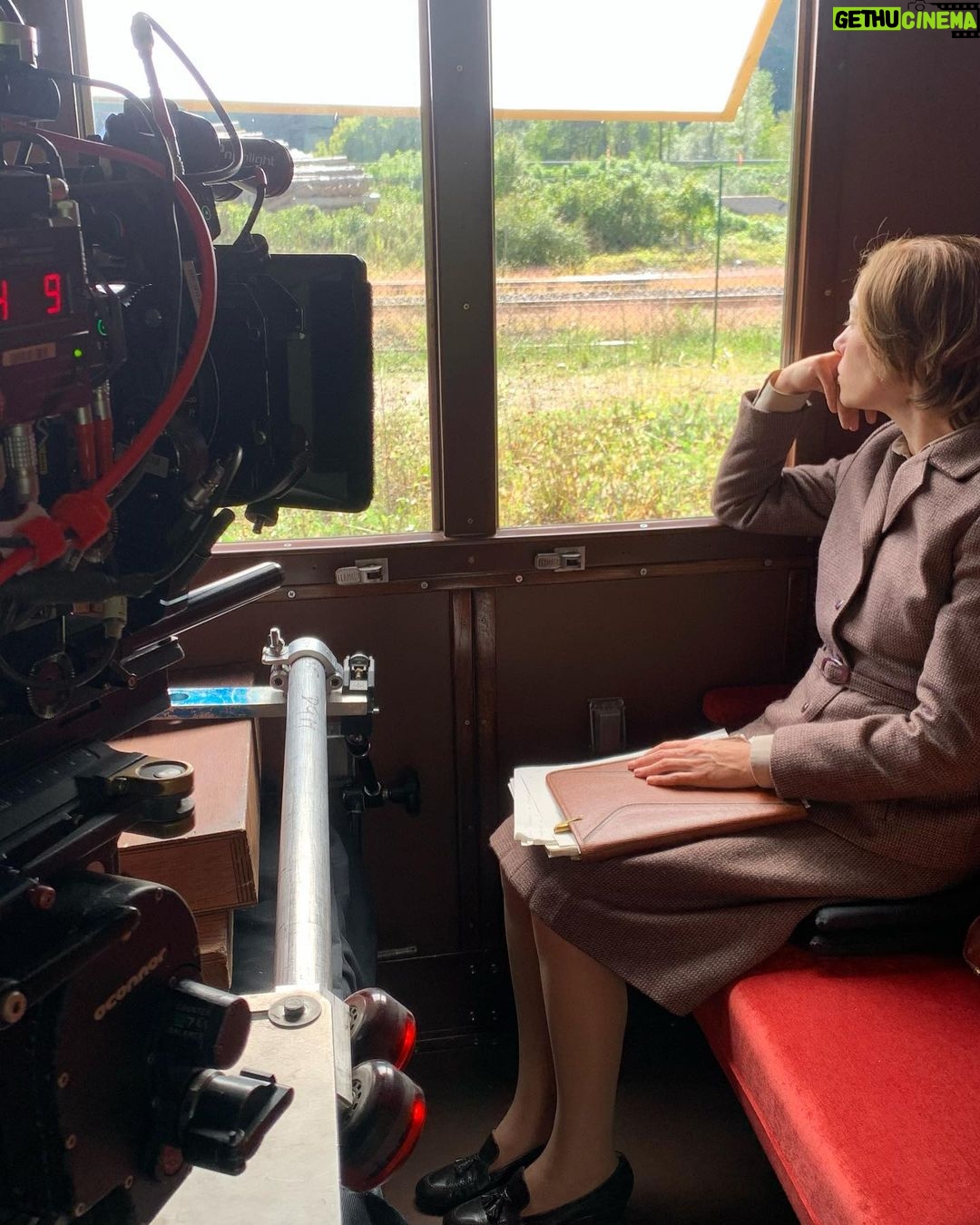 Sarah Felberbaum Instagram - Foto random Di una bellissima avventura. Ieri abbiamo terminato le riprese del film Tina Anselmi. Sono stati 23 giorni intensi, folli, stancanti e divertenti. E senza ogni singola persona che è stata con me, non ce l’avrei mai fatta. Non riuscirò mai a mettere tutti i tag, quindi Se vi capita di leggere questo post, sappiate che vi porterò con me. Ognuno di voi. Questo è stato il lavoro più importante e difficile che io abbia mai affrontato e stamattina non mi sono svegliata stanca ne triste ne confusa. Ma piena. Piena di orgoglio e soddisfazione. Grazie vita per le continue sorprese. Castelfranco Veneto