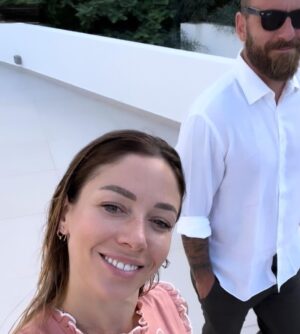 Sarah Felberbaum Instagram - Date night with my man ♥️
Scroll ➡️

.
.
.
Mi state chiedendo del vestito 🎀 ecco il tag ⬇️

Dress @zimmermann 
Bag #vintage 
Shoes @ash