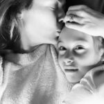 Sarah Felberbaum Instagram – Tu che sei la mia parte migliore. 
Tu che sei bella e simpatica e tanto intelligente. 
Tu che non ti prendi mai sul serio. 
Tu che ti preoccupi sempre se mi vedi seria o pensierosa e mi chiedi se sto bene. 
Tu che mi hai regalato l’amore. 
Auguri vita mia. 

#oliviaturnsnine