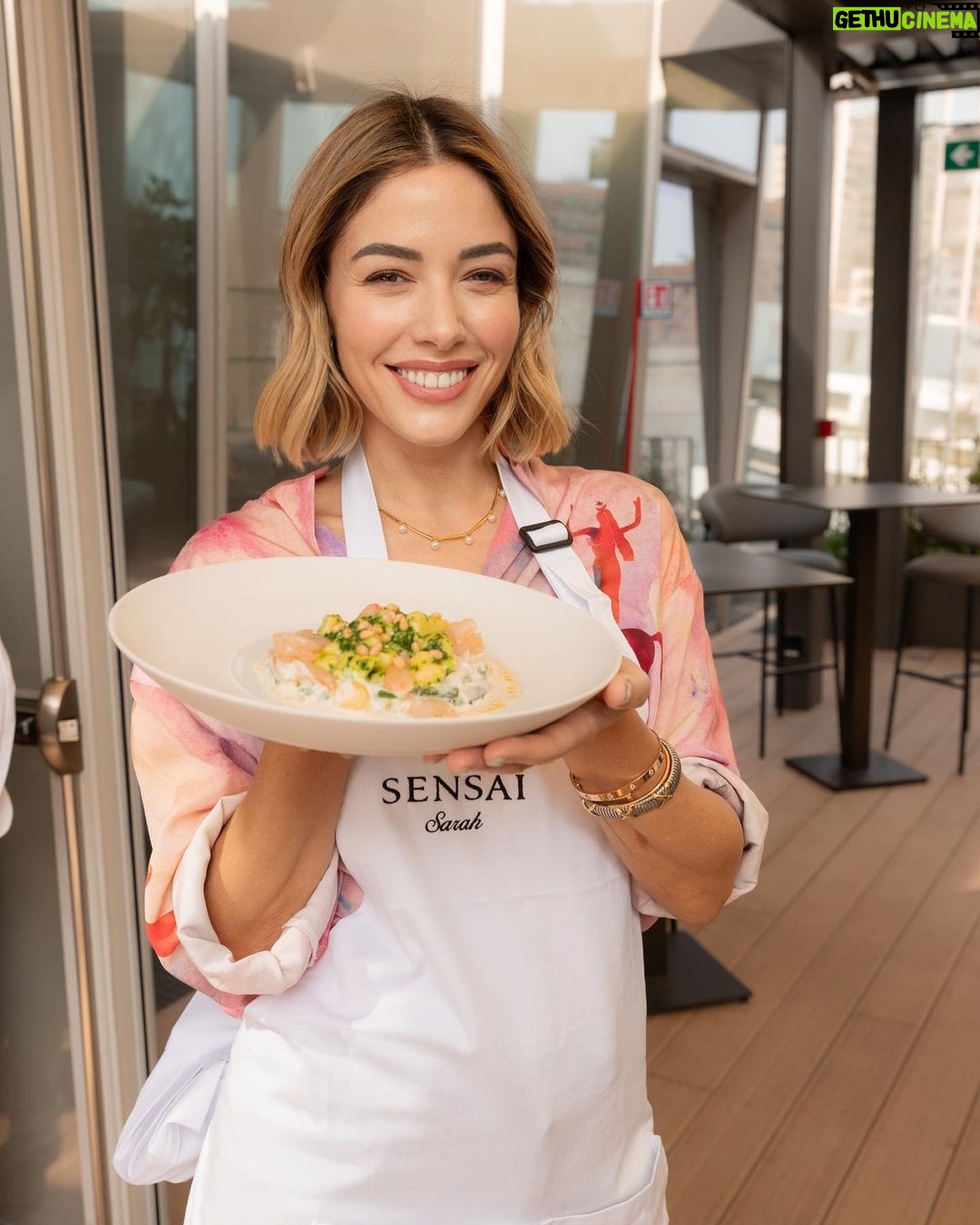 Sarah Felberbaum Instagram - Oggi ho partecipato ad un bellissimo evento organizzato da @sensaibeauty_italy dedicato al lancio della linea super premium ULTIMATE, una linea ispirata alle più recenti ricerche sull'autofagia per una pelle dall'innato splendore. L’autofagia è un meccanismo biologico fondamentale inducibile attraverso alcuni comportamenti legati allo stile di vita che permette, in modo naturale, l’auto-riparazione e la rigenerazione delle componenti cellulari danneggiate. Abbiamo partecipato ad una cooking class, guidata dello Chef Chicco Cerea dove abbiamo sperimentato la preparazione di piatti a base di cibi autofagici e scoperto la nuova linea Ultimate che è stata formulata appunto con estratti in grado di promuovere l’autofagia. Mi sono divertita tantissimo! Grazie @sensaibeauty_italy @lapalumbocomunicazione 📸 @eleonoraproietti #sensaibeauty #adv DaV Da Vittorio