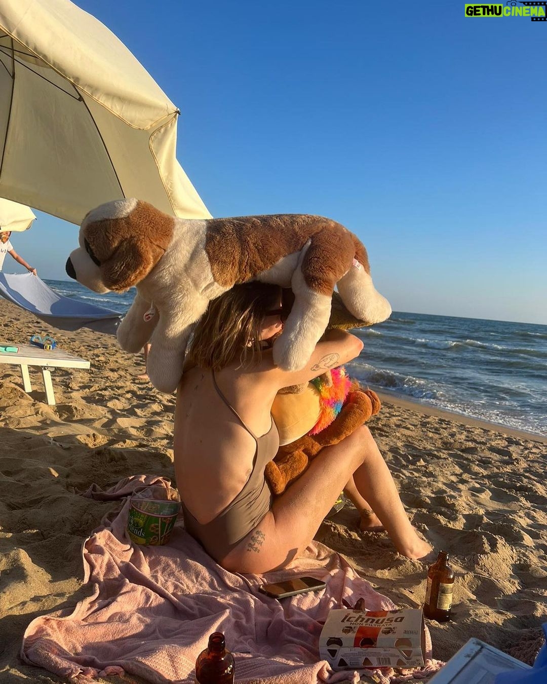 Sarah Felberbaum - 22K Likes - Un sacco di amore, scherzi, acrobazie, risate e balli improvvisati.
Sei stata un’estate calma, lenta, a volte noiosa ma sei stata esattamente quello che mi serviva.
#skibiditoilet #sunsetsandfullmoons #loveandgintonics