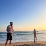 Sarah Felberbaum Instagram - Un sacco di amore, scherzi, acrobazie, risate e balli improvvisati. Sei stata un’estate calma, lenta, a volte noiosa ma sei stata esattamente quello che mi serviva. #skibiditoilet #sunsetsandfullmoons #loveandgintonics