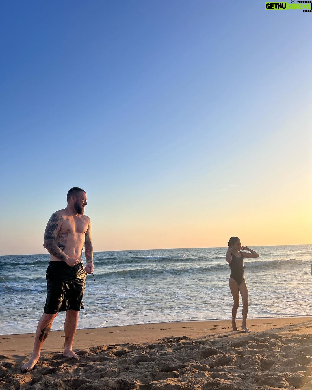 Sarah Felberbaum - 22K Likes - Un sacco di amore, scherzi, acrobazie, risate e balli improvvisati.
Sei stata un’estate calma, lenta, a volte noiosa ma sei stata esattamente quello che mi serviva.
#skibiditoilet #sunsetsandfullmoons #loveandgintonics