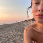 Sarah Felberbaum Instagram - Un sacco di amore, scherzi, acrobazie, risate e balli improvvisati. Sei stata un’estate calma, lenta, a volte noiosa ma sei stata esattamente quello che mi serviva. #skibiditoilet #sunsetsandfullmoons #loveandgintonics