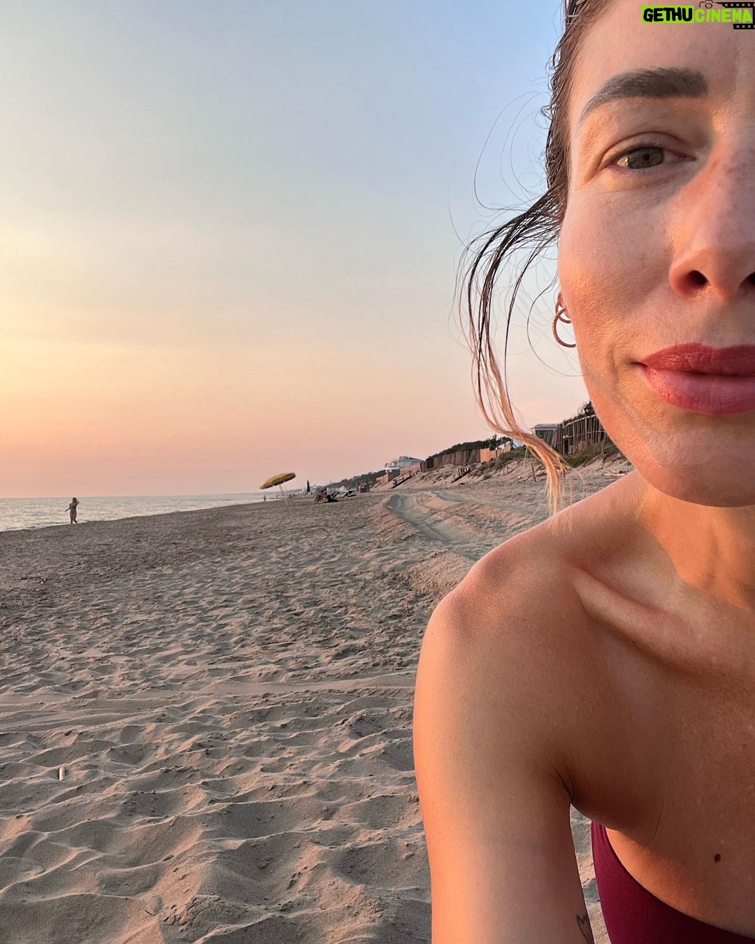 Sarah Felberbaum - 22K Likes - Un sacco di amore, scherzi, acrobazie, risate e balli improvvisati.
Sei stata un’estate calma, lenta, a volte noiosa ma sei stata esattamente quello che mi serviva.
#skibiditoilet #sunsetsandfullmoons #loveandgintonics