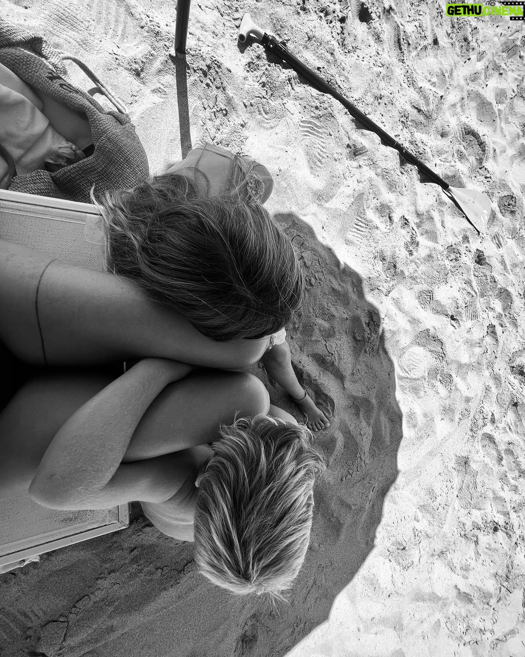 Sarah Felberbaum - 22K Likes - Un sacco di amore, scherzi, acrobazie, risate e balli improvvisati.
Sei stata un’estate calma, lenta, a volte noiosa ma sei stata esattamente quello che mi serviva.
#skibiditoilet #sunsetsandfullmoons #loveandgintonics