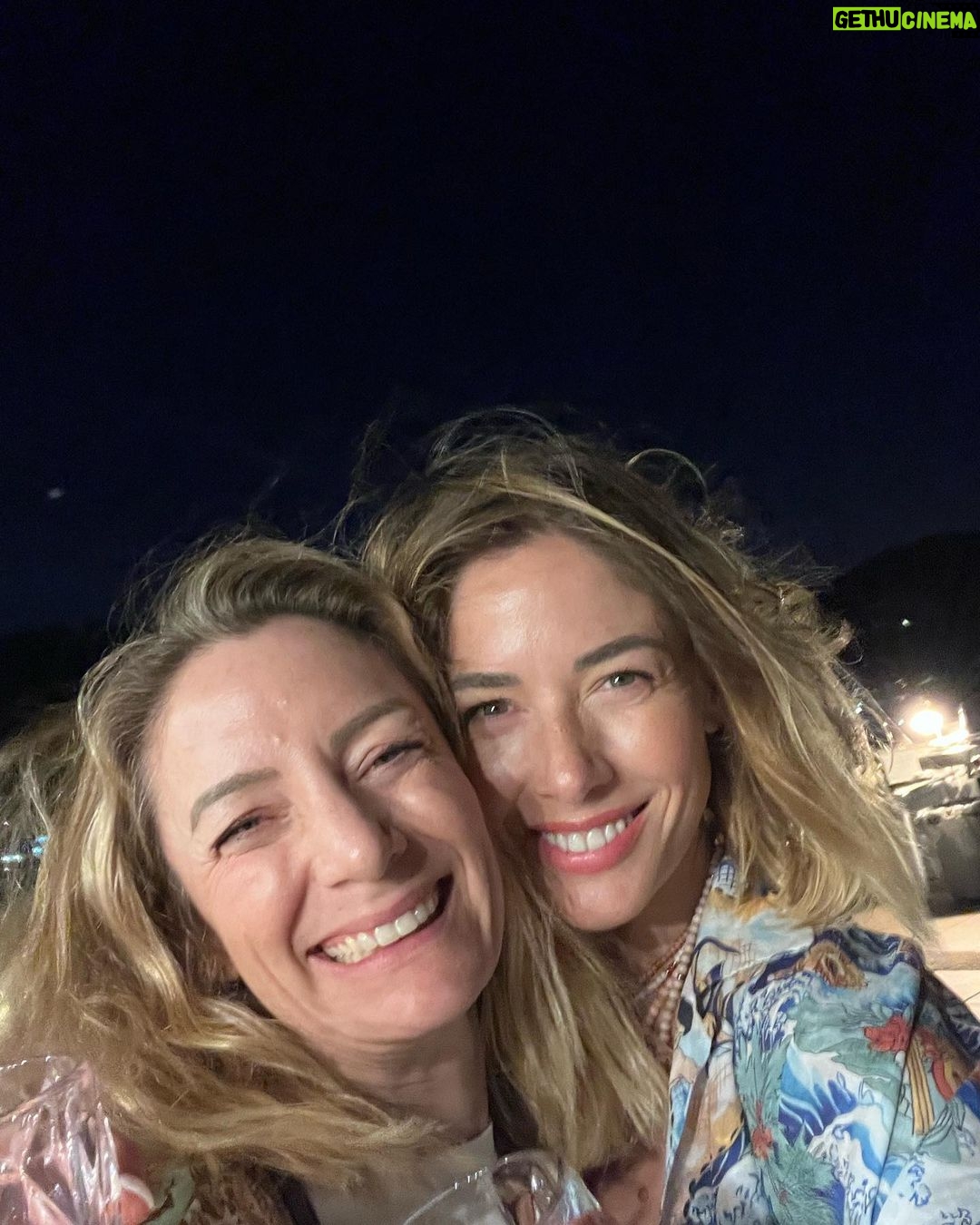 Sarah Felberbaum - 22K Likes - Un sacco di amore, scherzi, acrobazie, risate e balli improvvisati.
Sei stata un’estate calma, lenta, a volte noiosa ma sei stata esattamente quello che mi serviva.
#skibiditoilet #sunsetsandfullmoons #loveandgintonics