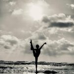 Sarah Felberbaum Instagram - Un sacco di amore, scherzi, acrobazie, risate e balli improvvisati. Sei stata un’estate calma, lenta, a volte noiosa ma sei stata esattamente quello che mi serviva. #skibiditoilet #sunsetsandfullmoons #loveandgintonics