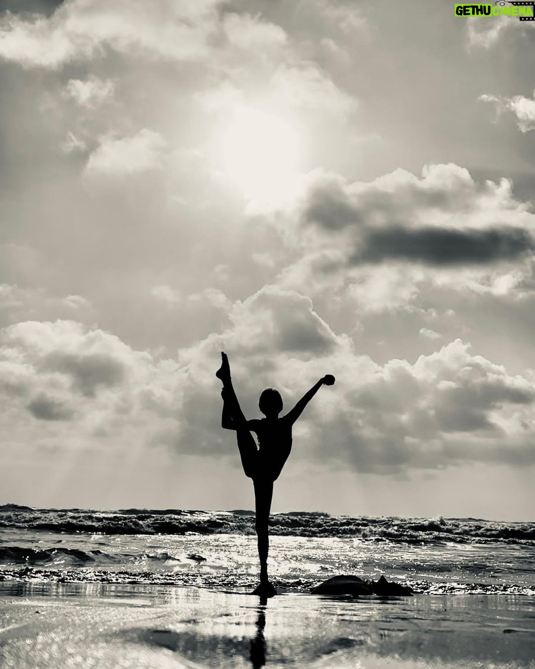 Sarah Felberbaum - 22K Likes - Un sacco di amore, scherzi, acrobazie, risate e balli improvvisati.
Sei stata un’estate calma, lenta, a volte noiosa ma sei stata esattamente quello che mi serviva.
#skibiditoilet #sunsetsandfullmoons #loveandgintonics