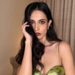 Sarah Jane Dias Instagram - 🌹 . dress - @printsbyradhika hair and makeup - @sarahjanedias earrings - vintage . #fashionreel #fashionreels #fashion #fashionfashion #chic #vintagestyle