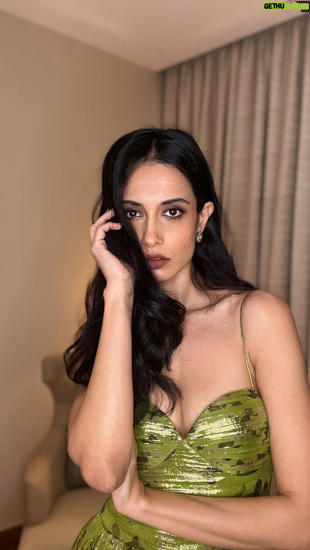 Sarah Jane Dias Instagram - 🌹 . dress - @printsbyradhika hair and makeup - @sarahjanedias earrings - vintage . #fashionreel #fashionreels #fashion #fashionfashion #chic #vintagestyle