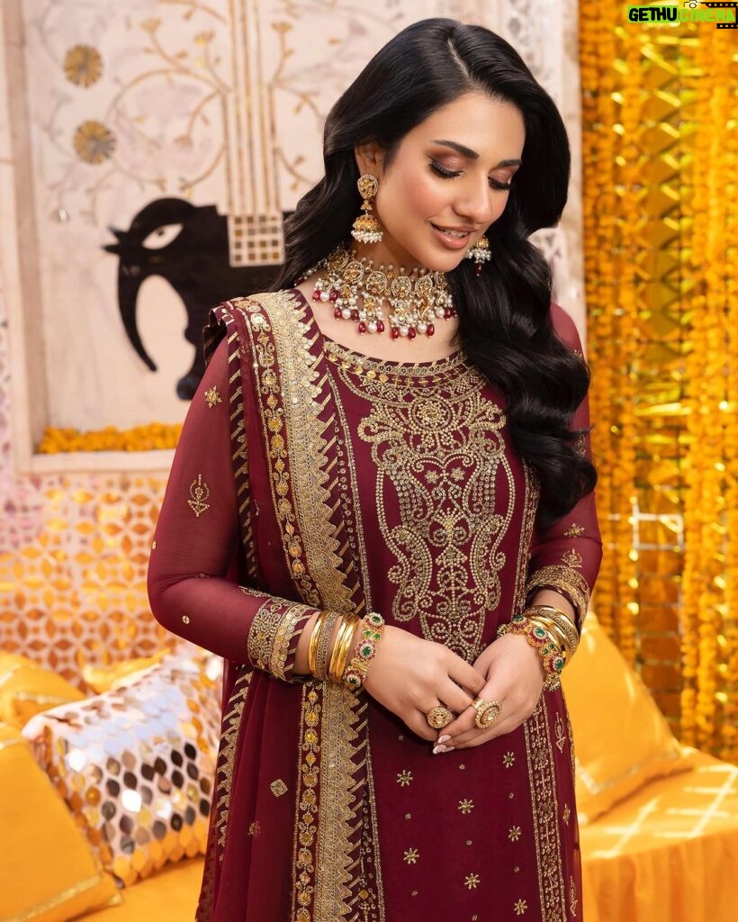 Sarah Khan Instagram - Bold colors, intricate threadwork, and a touch of stardust – Asim Jofa’s ‘Bajre Da Sitta’ Collection is a celebration of style and tradition. Whether you’re a bride-to-be or a fashion enthusiast, these pieces are a must-have! Join me in embracing the joy of desi weddings through couture. 💃🕺 @asimjofa @iamasimjofa #AsimJofa #IWearAsimJofa #BajreDaSitta #SarahKhan #ChiffonCollection #WeddingCollection #EssentialFestive #Unstitched #Embroidered #WeddingSeason #Festive #Silk #PaperCotton #Fashion #Trending