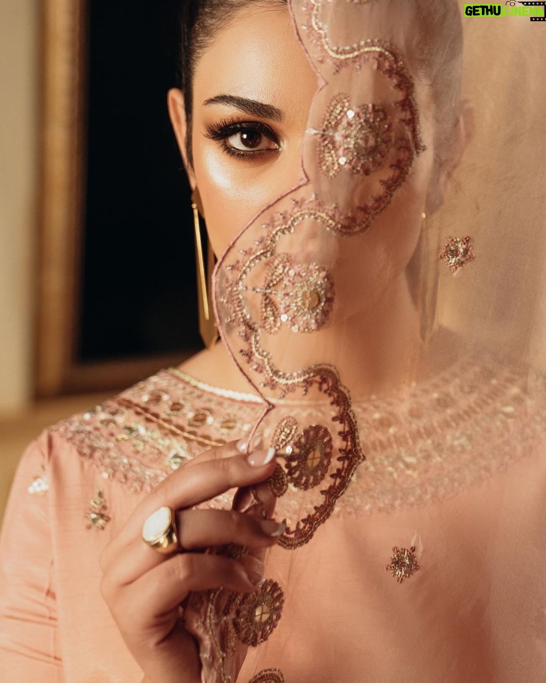 Sarah Khan Instagram - UNSTITCHED - FESTIVE II Enter the festive season in unparalleled elegance with glamorous designs from our Festive II - unstitched collection! Launching Tomorrow 4 PM online | 8th Dec in-stores #sapphire #sapphirepakistan #sapphireunstitched #sapphireonline #sapphirefestive