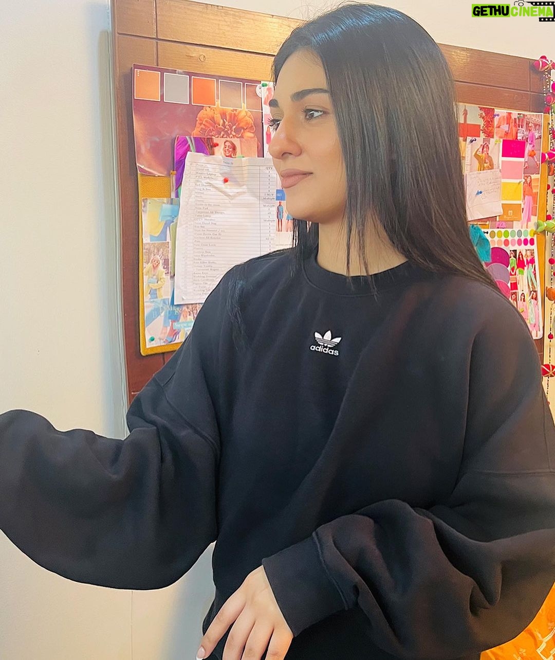 Sarah Khan Instagram - Working on a new project 💕✔️