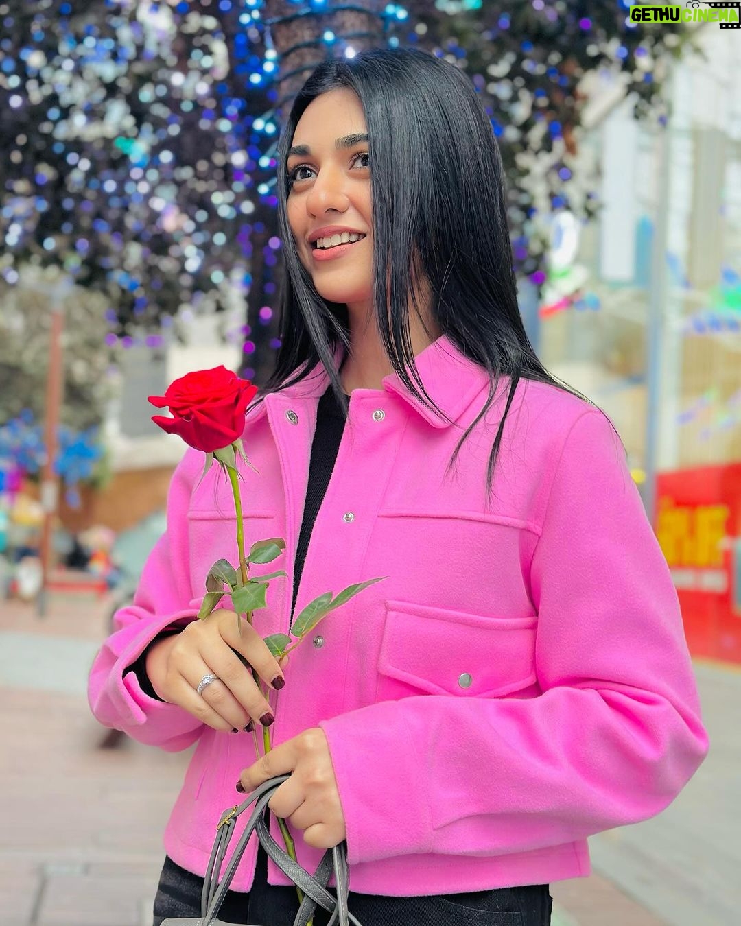 Sarah Khan Instagram - 💕 London, United Kingdom