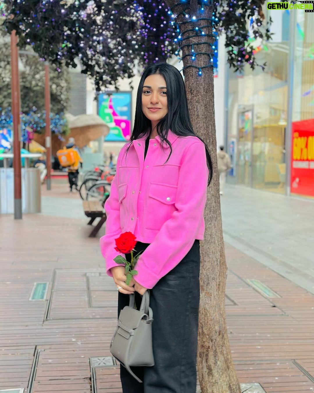 Sarah Khan Instagram - 💕 London, United Kingdom