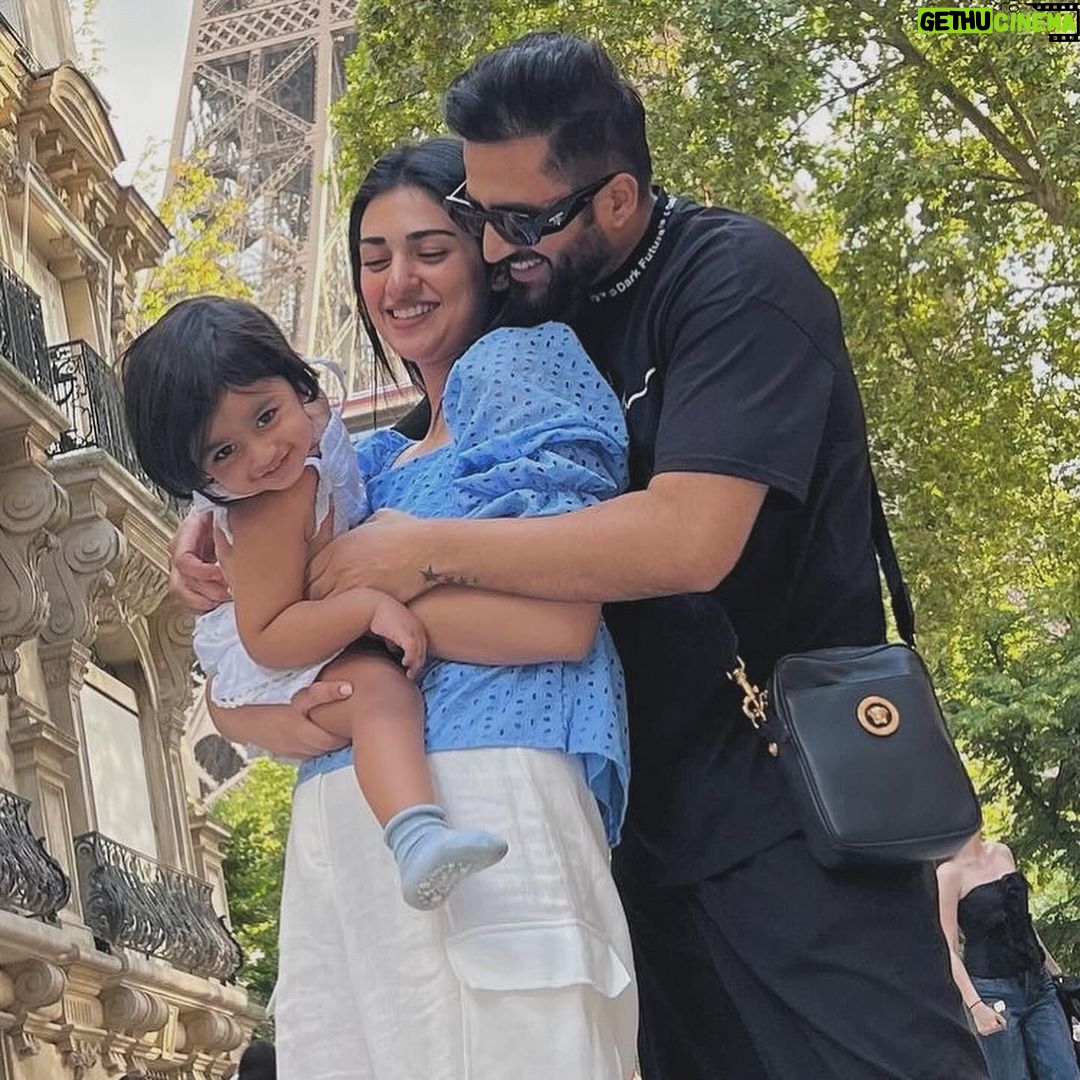 Sarah Khan Instagram - Happy birthday to the father of my child 😌 You’re the reason for the smile on my face and peace in my heart 💓 Happy Birthday to my Falak! ♥️ There’s a reason why I call you “Mera sukoon” may you forever rise as high as your name! 🌟 May Allah protect you and keep you safe! Amen