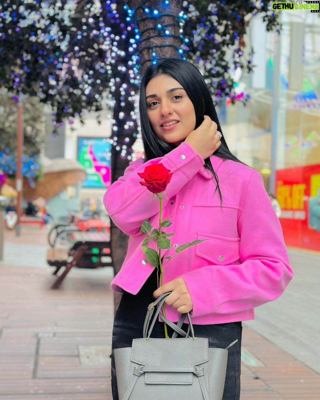 Sarah Khan Instagram - 💕 London, United Kingdom